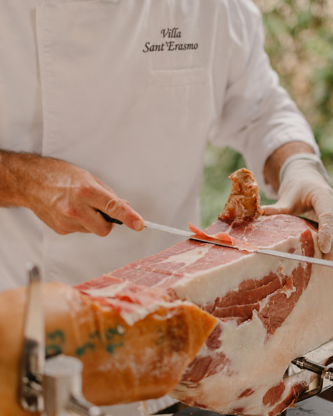Chef di Villa Sant'Erasmo che affetta prosciutto crudo al buffet