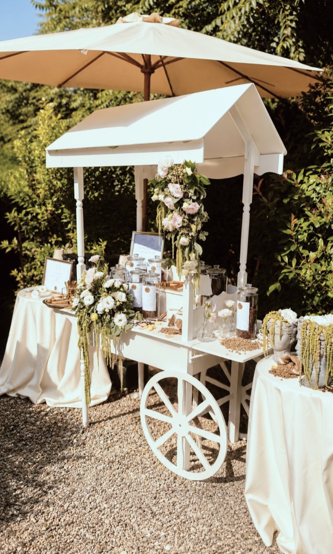 Carretto bianco dell'angolo del caffè allestito nel giardino
