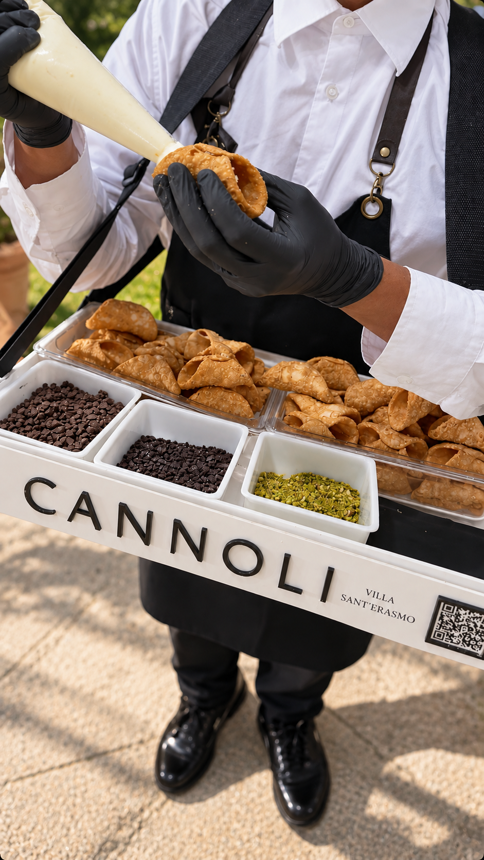 Cannoli siciliani preparati al momento con cioccolato e pistacchio, servizio aggiuntivo per matrimoni a Villa Sant'Erasmo