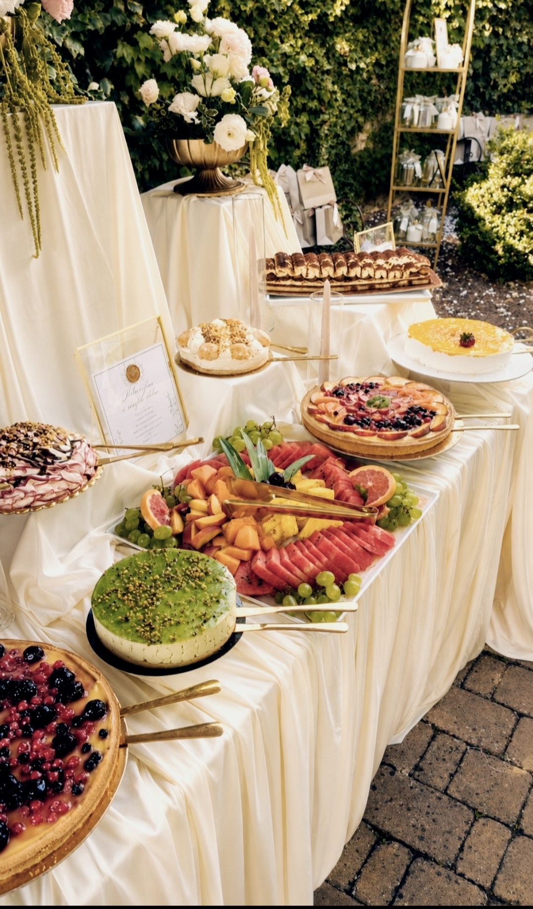 Buffet con frutta fresca, crostate e dolci