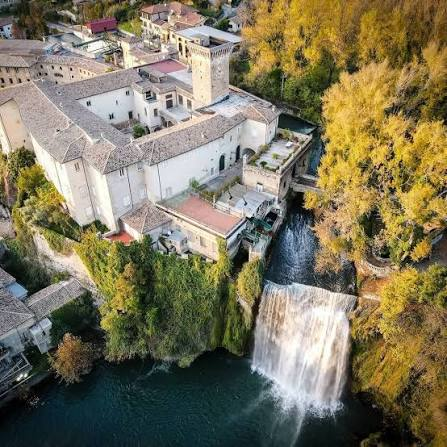 La Cascata Grande di Isola del Liri con il castello Boncompagni-Viscogliosi sulla roccia e il fogliame autunnale dorato