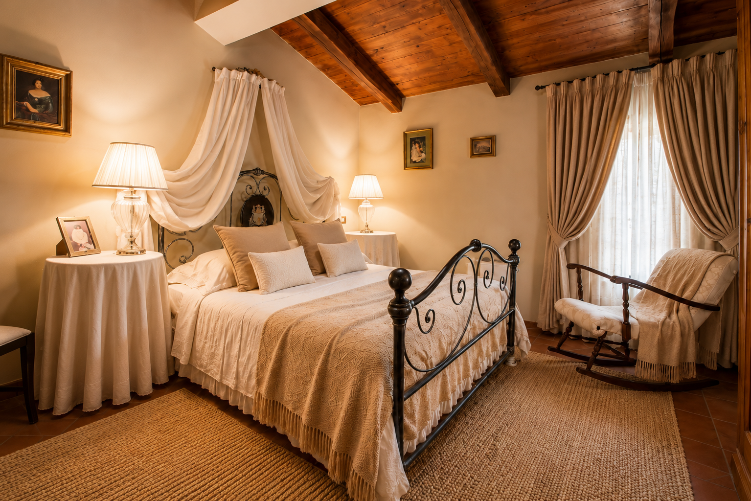 Camera Matrimoniale Superior a Villa Sant'Erasmo con letto in ferro battuto, travi a vista e arredi eleganti