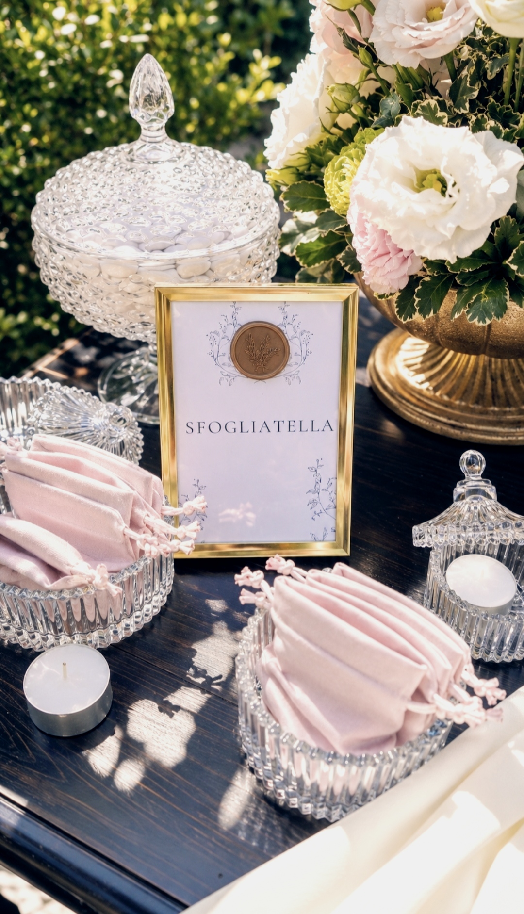 Confetti al gusto sfogliatella presentati in coppe di cristallo