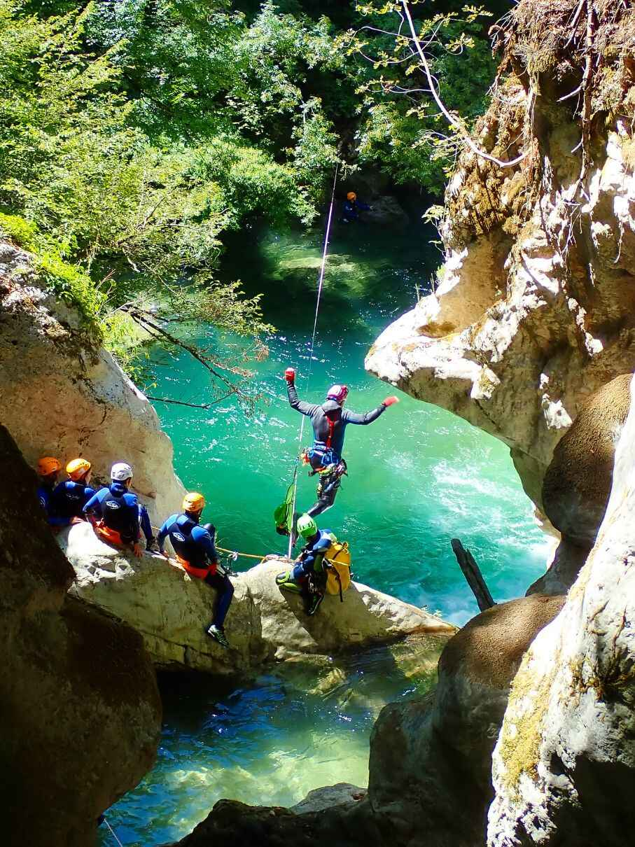 Le gole dell'Aniene a Subiaco: forra di roccia calcarea con acque turchesi, cascate e vegetazione che sovrasta il canyon