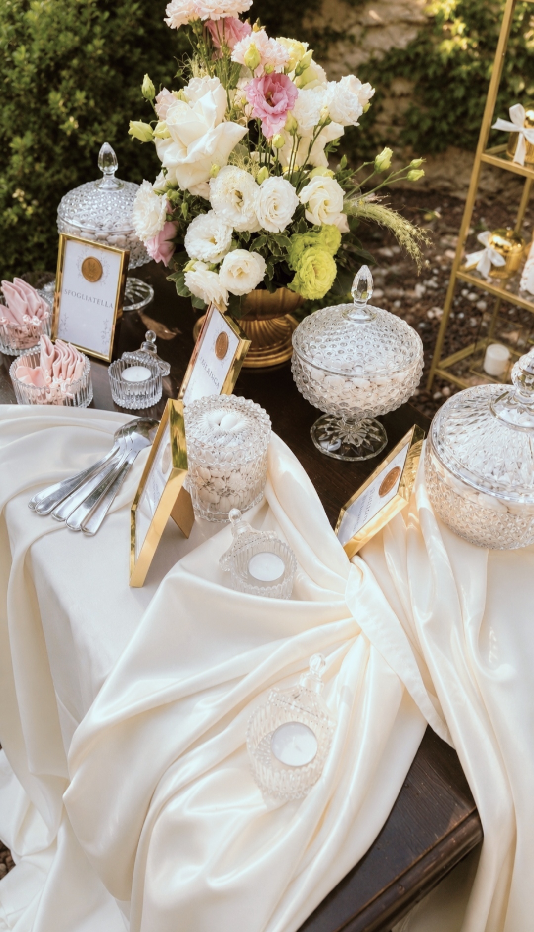 Confettata con cristalli, fiori e tessuti color avorio