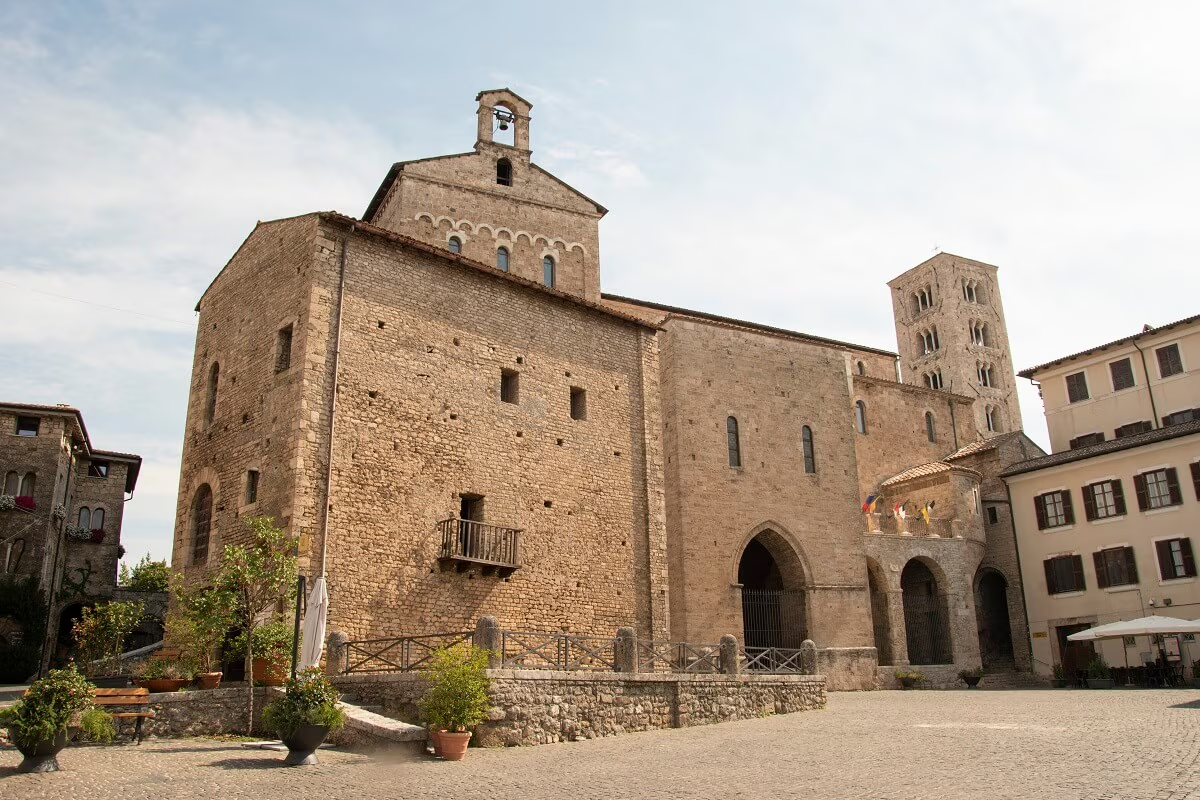 Veduta esterna della Cattedrale di Santa Maria Annunziata ad Anagni, con la facciata in pietra, il campanile romanico e la piazza lastricata