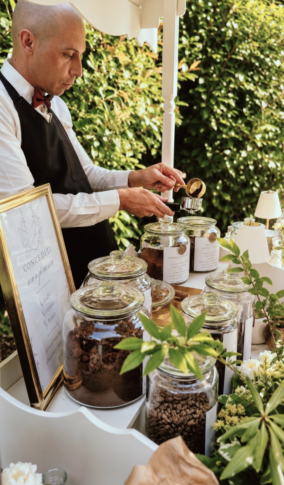 Caffè preparato al momento tra vasi di miscele selezionate
