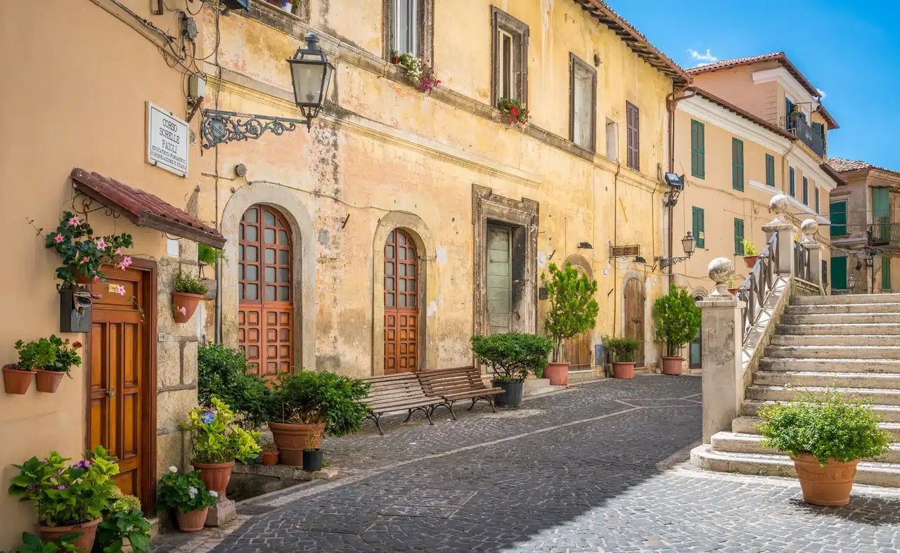 Vicolo del borgo storico di Fiuggi con scalinata e piante in vaso