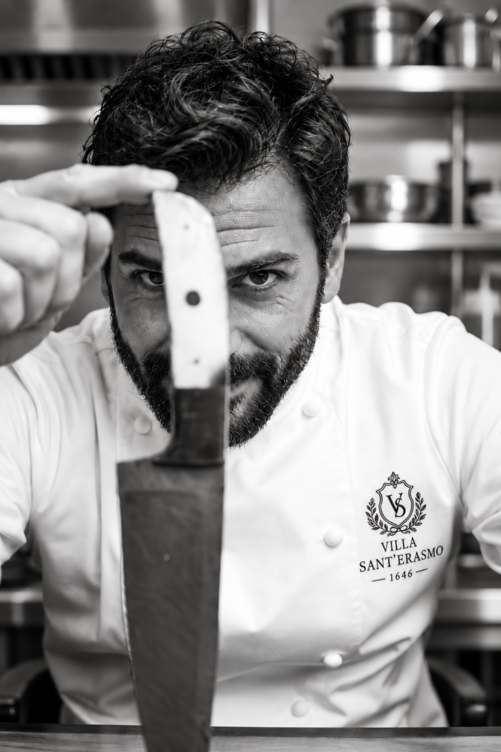 Lo chef di Villa Sant'Erasmo nella cucina dedicata a cerimonie e ricevimenti