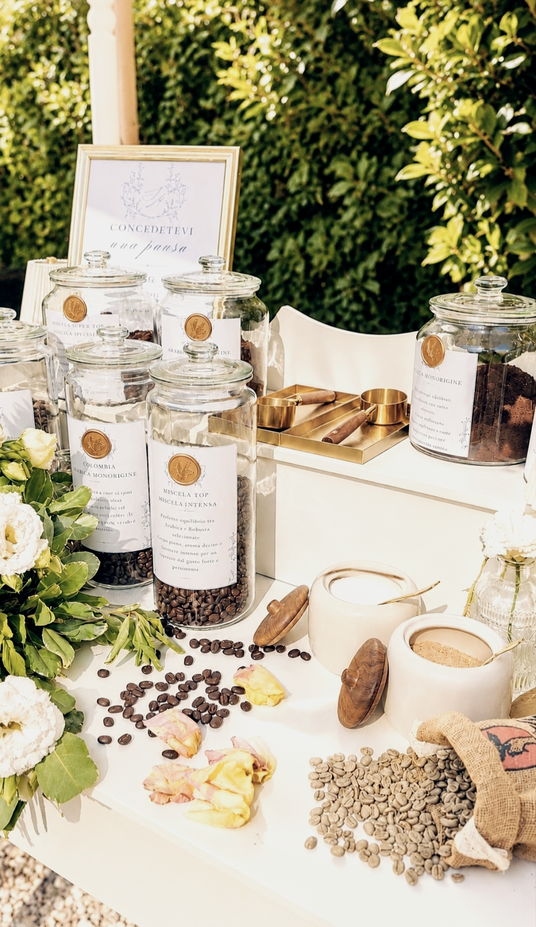 Selezione di miscele e chicchi nell'angolo del caffè