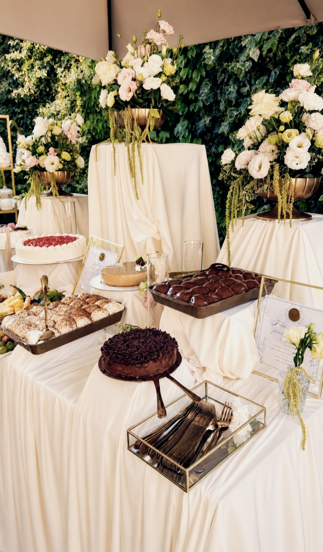 Buffet dei dolci con torte e fiori nel giardino