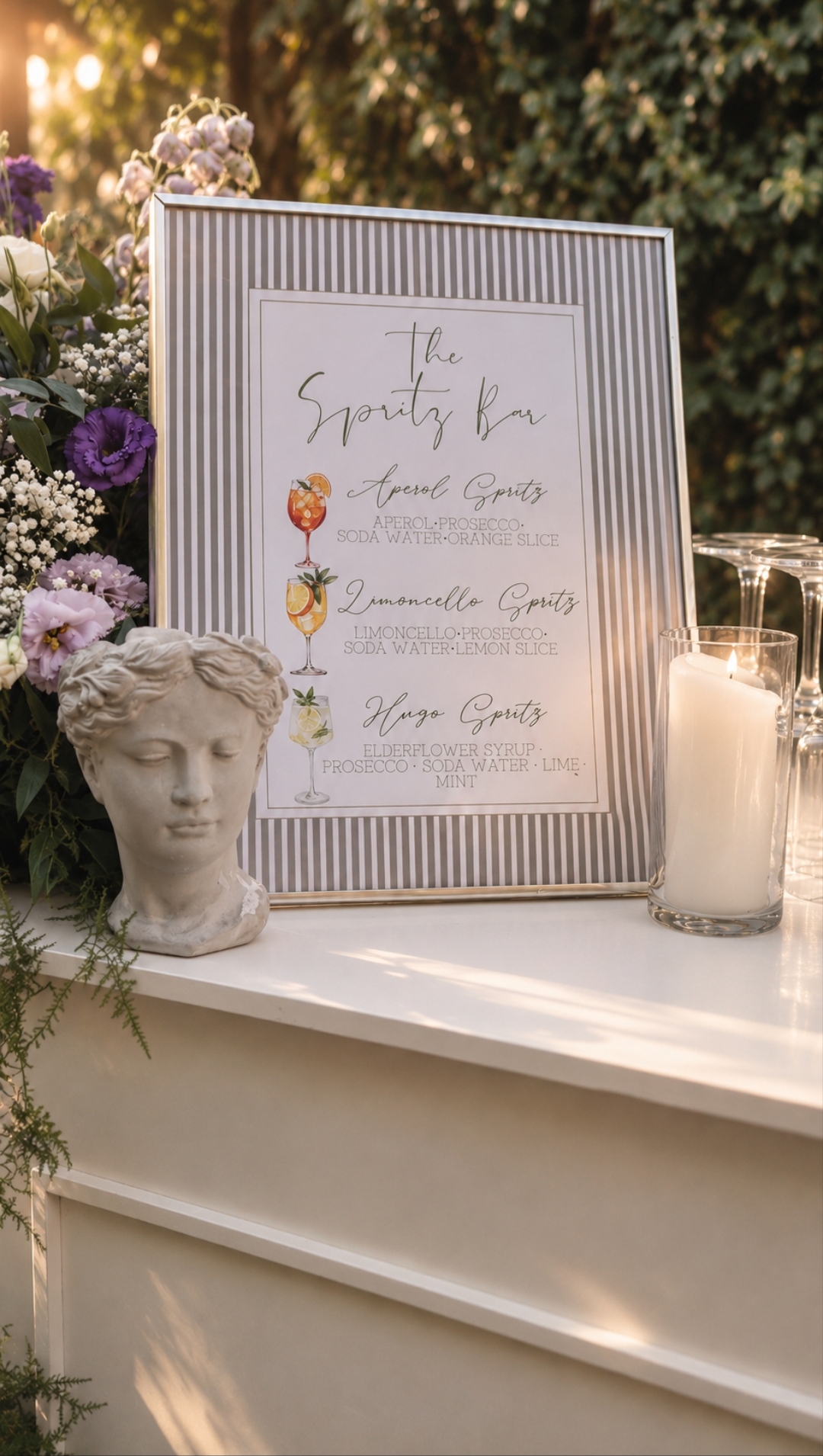 Insegna The Spritz Bar con busto in gesso, fiori e candele