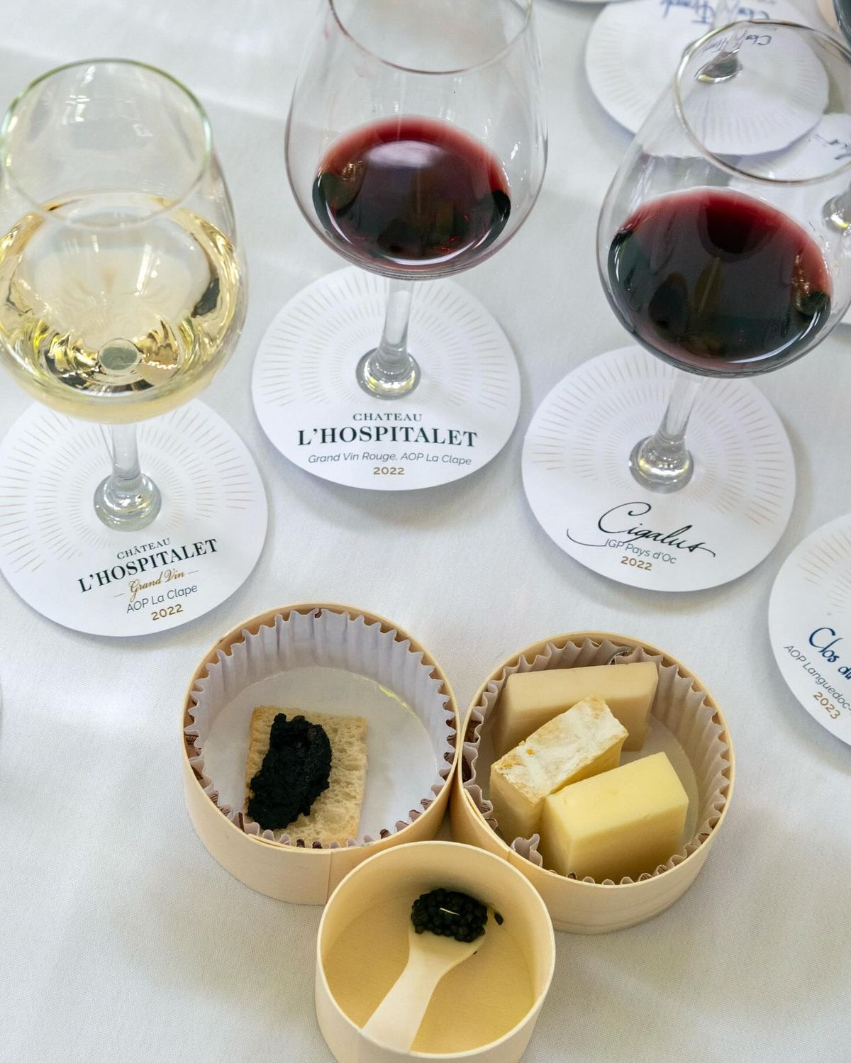 Calici di vino accompagnati da formaggi e assaggi durante una degustazione a Villa Sant'Erasmo