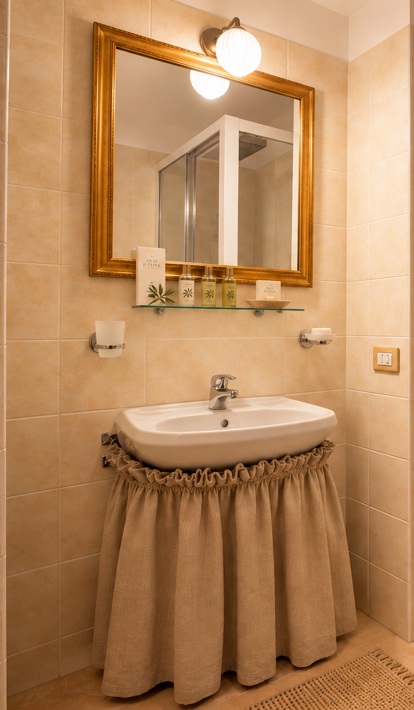 Bagno con lavabo, specchio dorato e prodotti di cortesia a Villa Sant'Erasmo