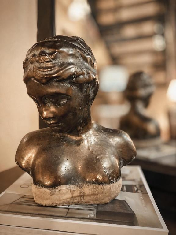 Busto antico in bronzo negli interni di Villa Sant'Erasmo