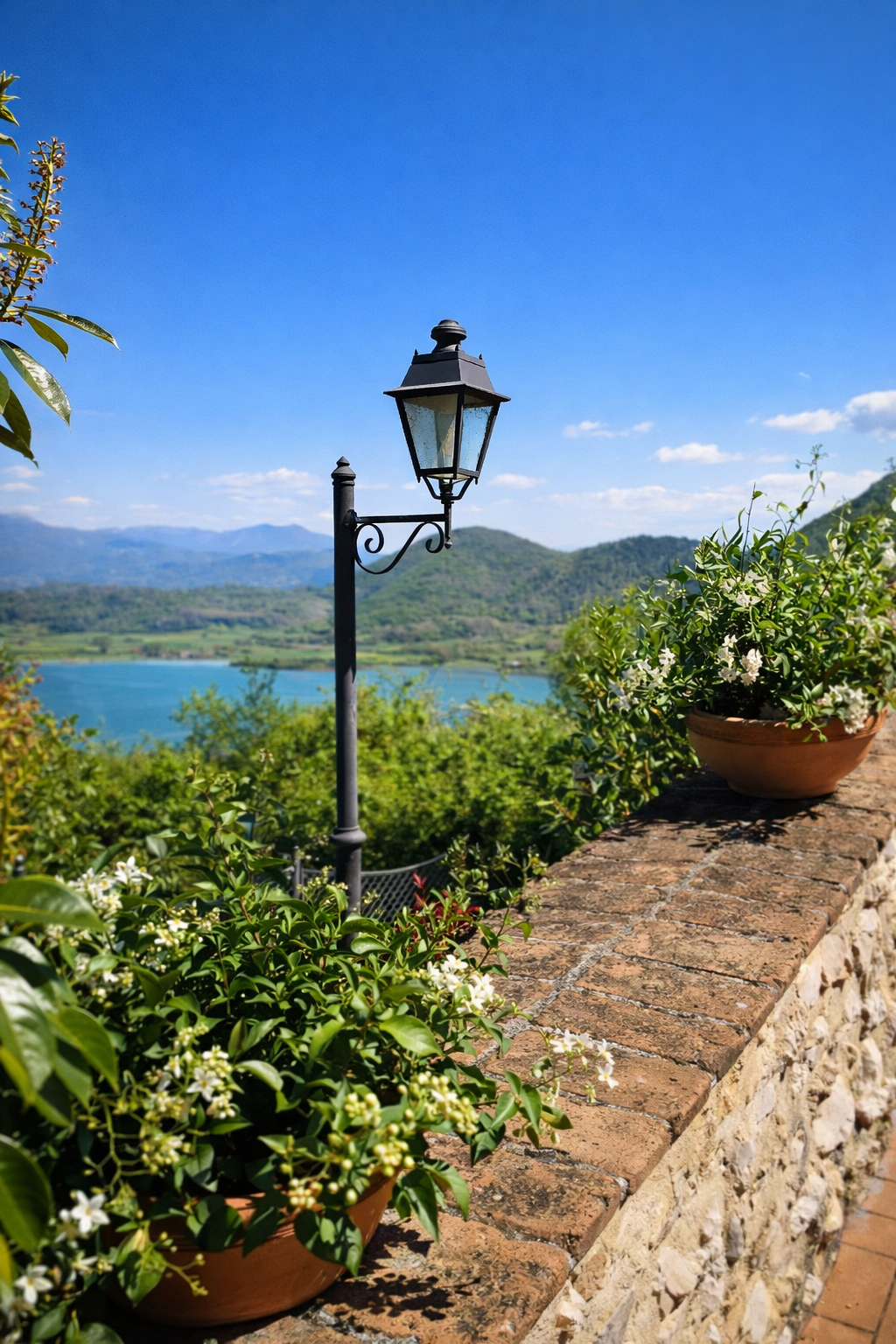 Lampione e gelsomino sulla terrazza affacciata sul Lago di Canterno