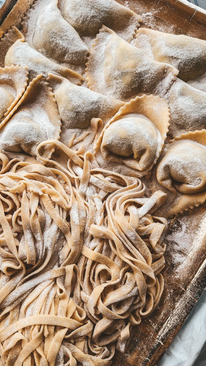 Tagliatelle e pasta ripiena appena preparate durante il corso di pasta fatta a mano a Villa Sant'Erasmo