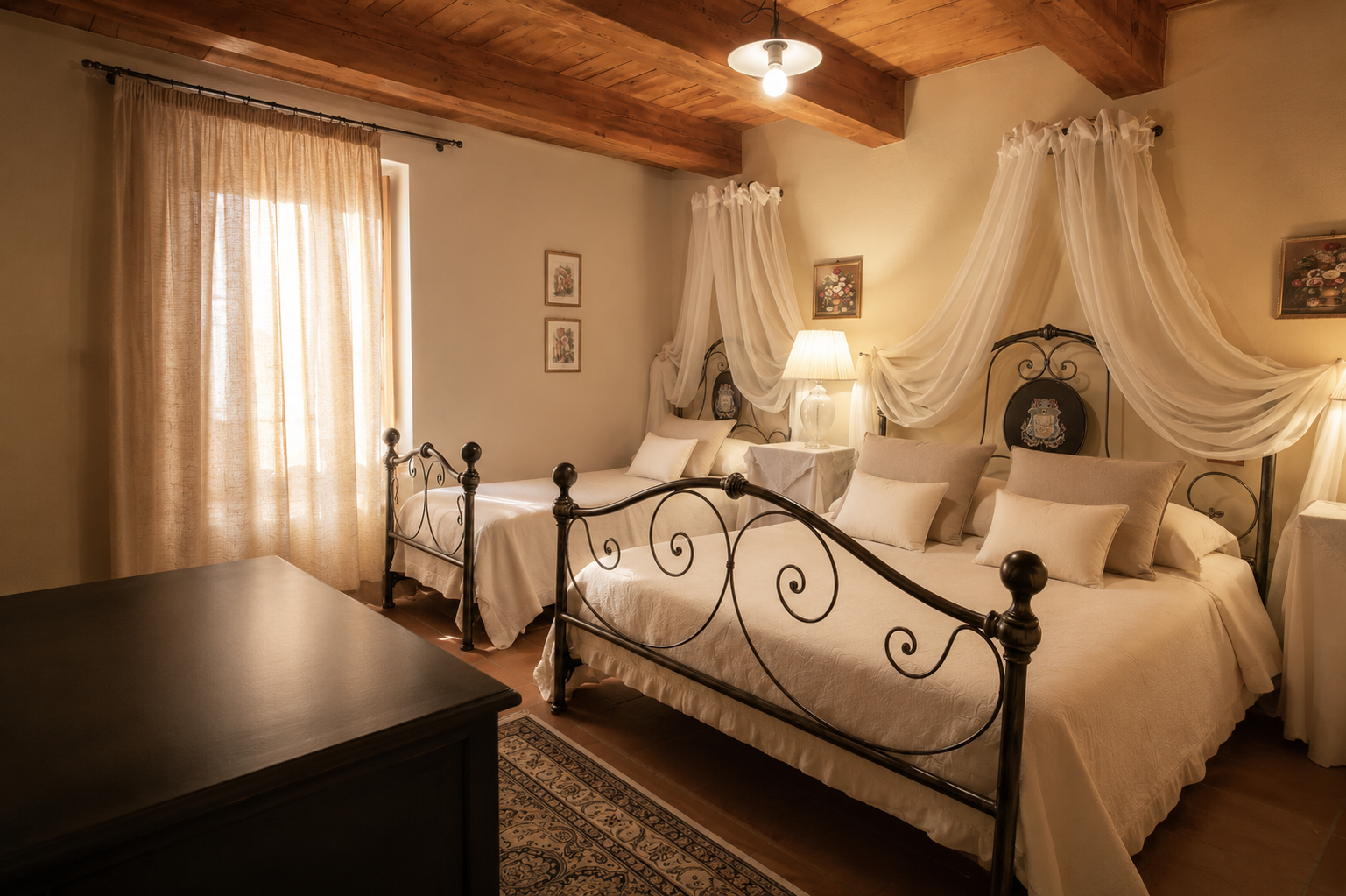 Camera Tripla a Villa Sant'Erasmo con due letti in ferro battuto, baldacchini in lino, travi a vista e luce naturale